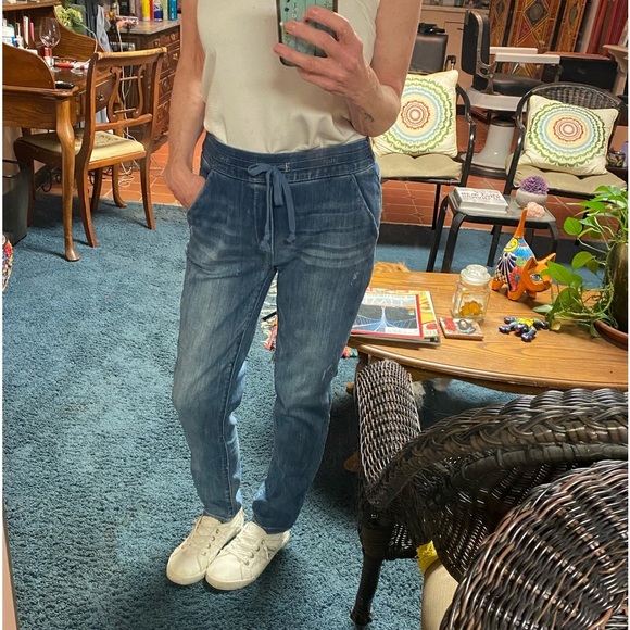 Democracy size 2, lightly distressed joggers more like a 4 - Picture 7 of 7